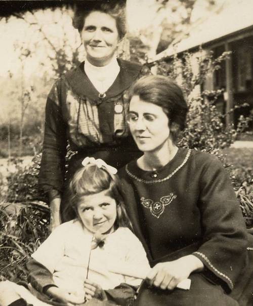 Ella Randell (nee Sinkinson), together with her oldest daughter Ella ‘Annie’ Randell (age c.22),  and youngest daughter Evelyn Phebe Randell (age c.6)